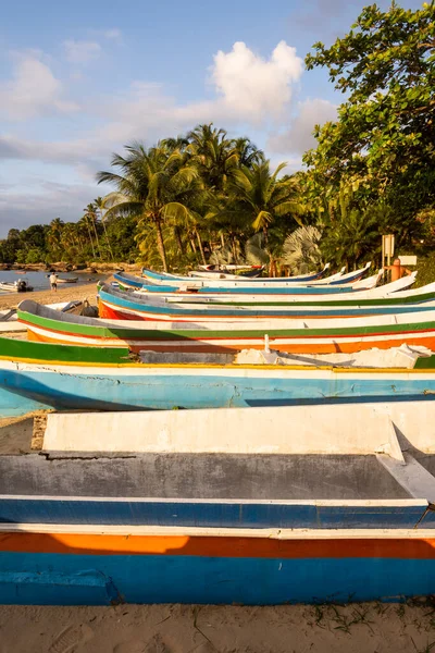 Hermosa Vista Coloridas Canoas Pesca Playa Tropical Ilhabela Sao Paulo — Foto de Stock