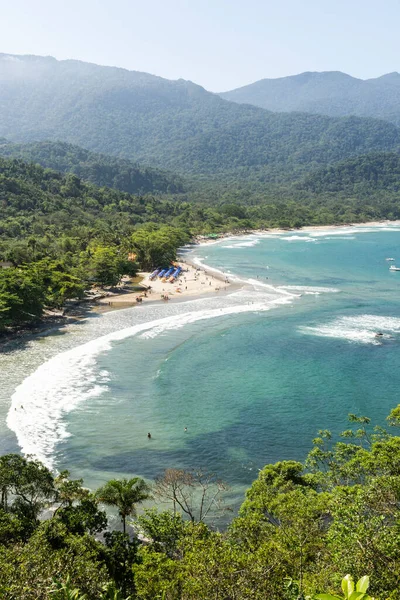 Hermosa Vista Selva Verde Playa Salvaje Agua Azul Día Soleado —  Fotos de Stock