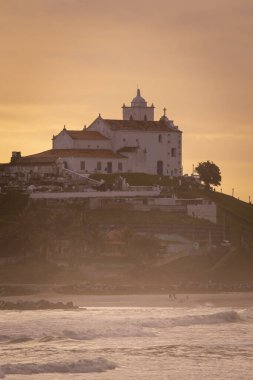 Itauna tropikal plajından tepedeki eski tarihi kiliseye, Saquarema, Rio de Janeiro, Brezilya