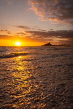 Itauna tropikal plajından su sıçramasına kadar güzel gün batımı manzarası tepenin üzerindeki eski kilise Saquarema, Rio de Janeiro, Brezilya