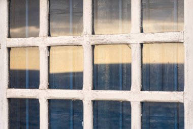 Okyanusun batışının güzel manzarası tarihi kilisenin cam penceresine yansıyor, Saquarema, Rio de Janeiro, Brezilya