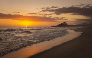 Itauna 'dan okyanusa güzel bir günbatımı manzarası ve tepedeki eski kilise Saquarema, Rio de Janeiro, Brezilya