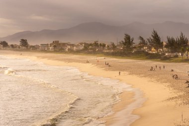 Saquarema, Rio de Janeiro, Brezilya 'daki Praia da Vila tropikal plajına güzel bir gün batımı manzarası