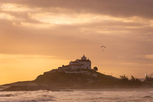 Hermosa Vista Del Atardecer Parapente Volando Sobre Océano Antigua Iglesia — Foto de Stock