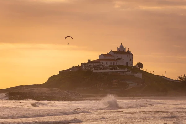 Hermosa Vista Del Atardecer Parapente Volando Sobre Océano Antigua Iglesia — Foto de Stock