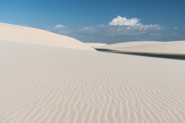 Lenois Maranhenses, Maranhao State, Brezilya 'daki kum tepelerindeki yağmur suyu havuzu dokusuna güzel bir manzara.