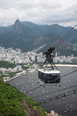 Brezilya Rio de Janeiro 'daki Sugar Loaf teleferiğine, okyanusa ve yeşil yağmur ormanlarına güzel bir manzara