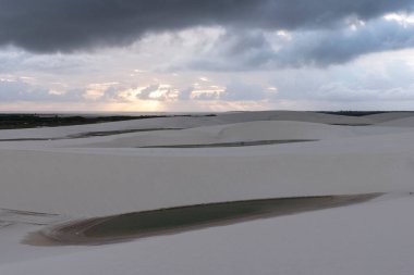 Lenois Maranhenses, Maranhao State, Brezilya 'daki beyaz kum tepelerindeki yağmur suyu gölüne güzel bir manzara.