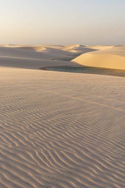 Lenois Maranhenses, Maranhao Eyaleti, Brezilya 'daki kum tepelerinde güzel bir gün batımı manzarası ve kum dokusu..