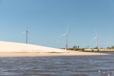 Lenois Maranhenses, Maranhao Eyaleti, Brezilya 'da nehir kenarındaki rüzgar türbinlerine güzel bir manzara.