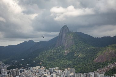 Corcovado yeşil yağmur ormanı dağı ve Brezilya 'nın Rio de Janeiro bölgesinden uçan helikopter manzarası çok güzel.