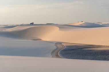 Lenois Maranhenses, Maranhao Eyaleti, Brezilya 'daki beyaz kum tepelerindeki mavi yağmur suyu gölüne güzel bir manzara.