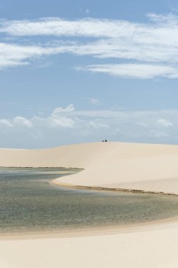 Lenois Maranhenses, Maranhao Eyaleti, Brezilya 'daki beyaz kum tepelerindeki mavi yağmur suyu gölüne güzel bir manzara.