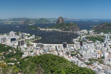 Sugar Loaf Dağı 'nın güzel manzarası, Rio de Janeiro, Brezilya' daki okyanus ve binalar