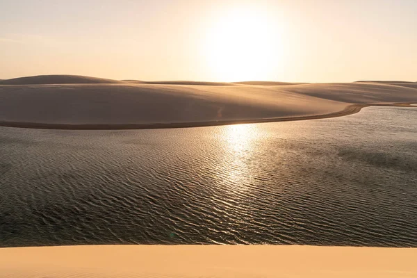 Bella Vista Tramonto Sulla Laguna Acqua Piovana Sulle Dune Sabbia — Foto Stock