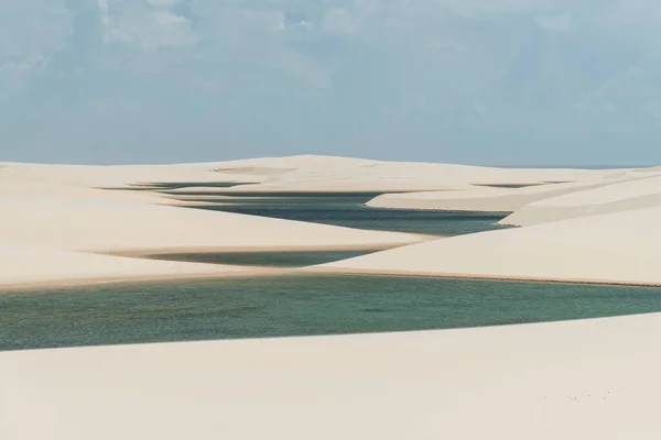 巴西马兰霍州Lenois Maranhenses白色沙丘上的蓝色雨水泻湖美景 — 图库照片