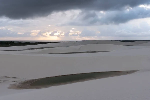 レノアの白い砂丘の上の雨水ラグーンへの美しい眺めマラナオ州 ブラジル — ストック写真