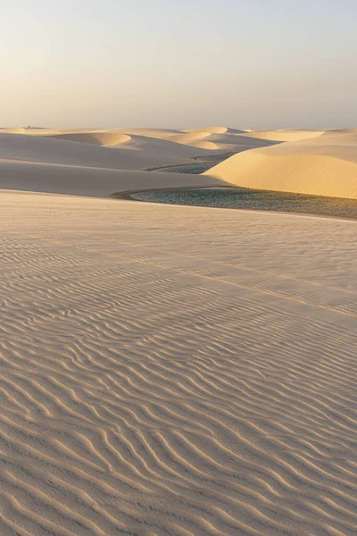 Vacker Solnedgång Utsikt Över Regnvatten Lagun Och Sand Konsistens Sanddyner — Stockfoto