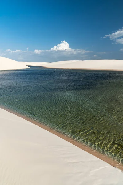 Krásný Výhled Modrou Dešťovou Lagunu Bílých Písečných Dunách Lenois Maranhenses — Stock fotografie