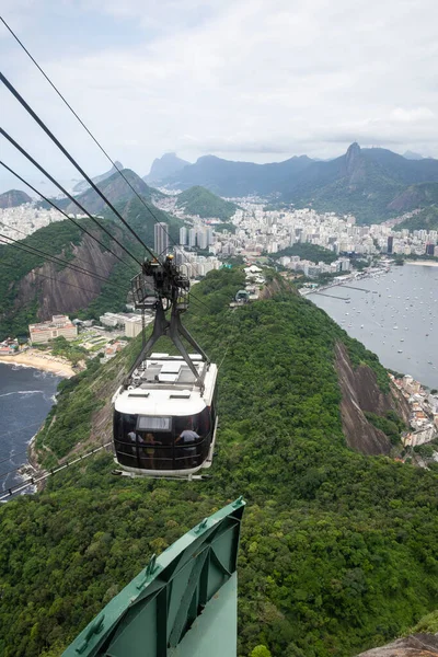 Krásný Výhled Lanovku Oceán Zelené Deštné Pralesy Rio Janeiro Brazílie — Stock fotografie