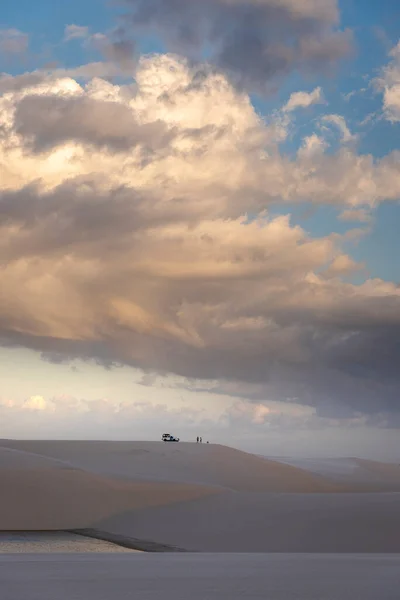 Вид Автомобиль Туристами Закате Над Белыми Песчаными Дюнами Ленис Мараньо — стоковое фото
