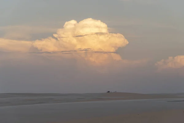 Schöne Aussicht Auf Touristen Unter Sonnenuntergangswolken Auf Sanddünen Lenois Maranhenses — Stockfoto