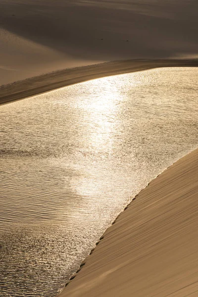 Schöner Sonnenuntergang Mit Blick Auf Die Regenwasserlagune Auf Sanddünen Lenois — Stockfoto