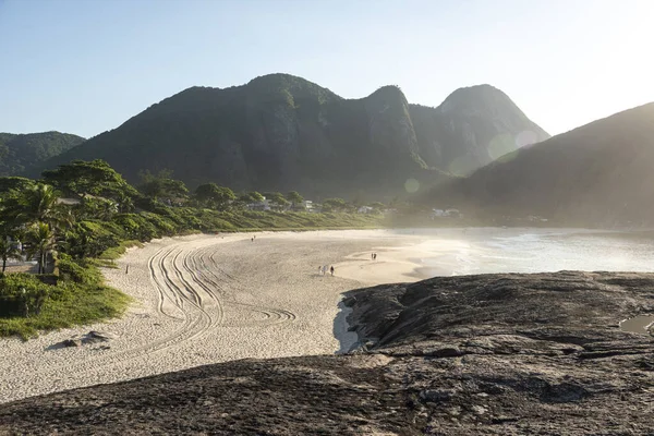 早朝の光 Niteri リオデジャネイロ ブラジルの野生の熱帯Itacoatiaraビーチへの美しい景色 — ストック写真