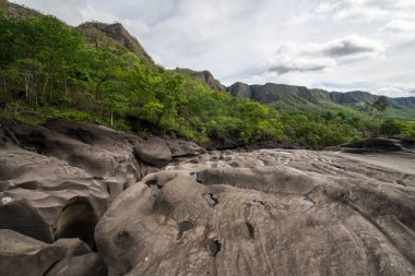  Brezilya, Chapada dos Veadeiros 'taki kayalık nehir kanyonu manzarası
