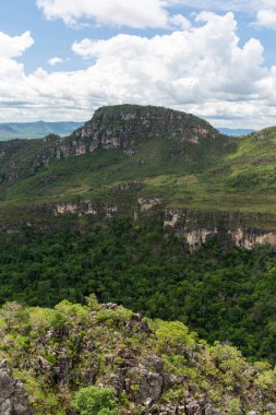 Brezilya, Chapada dos Veadeiros 'taki yeşil dağ Cerrado Vadisi