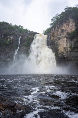 Chapada dos Veadeiros, Brezilya 'da cerrado şelalesi manzarası
