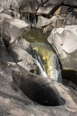 Chapada dos Veadeiros, Brezilya 'daki kayalık şelale vadisi manzarası