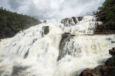  Chapada dos Veadeiros, Brezilya 'da cerrado şelalesi manzarası