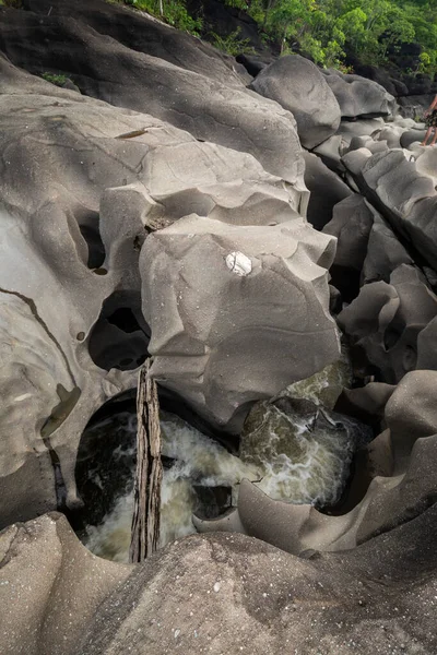 Βραχώδες Τοπίο Κοιλάδα Καταρράκτη Στην Chapada Dos Veadeiros Βραζιλία — Φωτογραφία Αρχείου