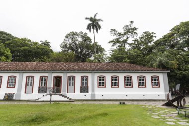 Brezilya Rio de Janeiro Botanik Bahçesi 'ndeki eski beyaz eve güzel bir manzara.