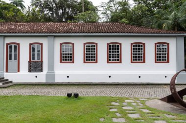 Brezilya Rio de Janeiro Botanik Bahçesi 'ndeki eski beyaz eve güzel bir manzara.