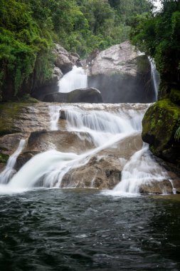 Itatiaia Park, Rio de Janeiro, Brezilya 'daki yeşil Atlantik yağmur ormanı şelalesine güzel manzara