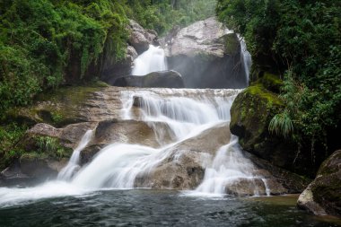 Itatiaia Park, Rio de Janeiro, Brezilya 'daki yeşil Atlantik yağmur ormanı şelalesine güzel manzara