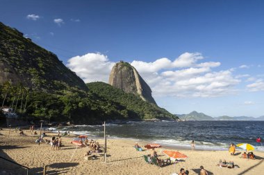 Şehir plajından Sugar Loaf Dağı, Rio de Janeiro, Brezilya 'ya güzel bir manzara