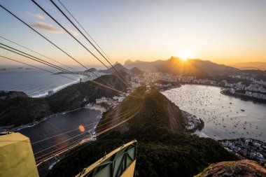 Brezilya Rio de Janeiro 'daki Sugar Loaf dağından şehir manzarasına güzel bir gün batımı manzarası