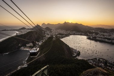 Brezilya Rio de Janeiro 'daki Sugar Loaf dağından şehir manzarasına güzel bir gün batımı manzarası