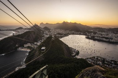 Brezilya Rio de Janeiro 'daki Sugar Loaf dağından şehir manzarasına güzel bir gün batımı manzarası