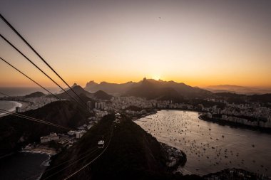 Brezilya Rio de Janeiro 'daki Sugar Loaf dağından şehir manzarasına güzel bir gün batımı manzarası