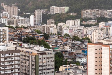 Rio de Janeiro, Brezilya 'daki kalabalık yerleşim alanındaki şehir binalarına kent manzarası