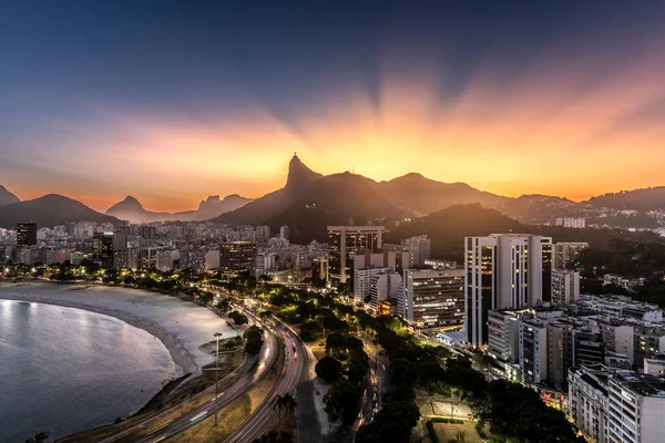 Gökyüzünde Güzel Şehir Binaları Dağlar Güneş Işınları Rio Janeiro Brezilya — Stok fotoğraf