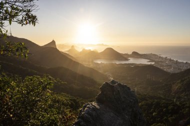 Yağmur ormanlarına ve şehre güzel bir gün doğumu manzarası, Rio de Janeiro, Brezilya