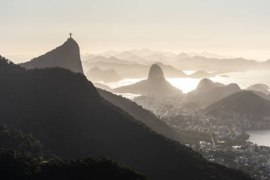 Yağmur ormanlarına ve şehre güzel bir gün doğumu manzarası, Rio de Janeiro, Brezilya