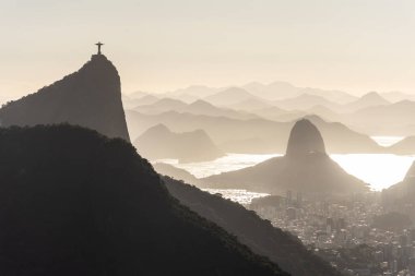 Yağmur ormanlarına ve şehre güzel bir gün doğumu manzarası, Rio de Janeiro, Brezilya