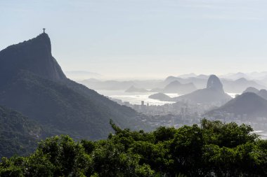 Yağmur ormanlarına ve şehre güzel bir gün doğumu manzarası, Rio de Janeiro, Brezilya