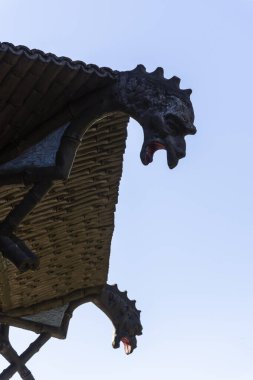 Tijuca Park, Rio de Janeiro, Brezilya 'da ejderha başlı güzel bir Çin tarzı çardak.